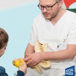 Pfleger gibt jungem Patienten einen Keks