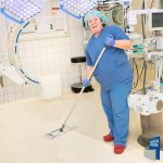 Frau putzt OP-Saal
