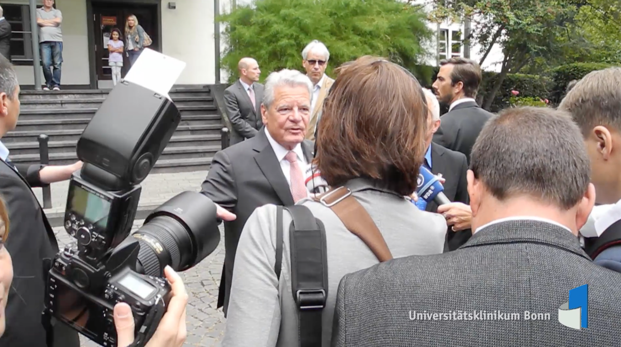 Bundespräsident Gauck besucht gemeinsam mit seiner Lebensgefährtin Daniela Schadt die Kinderklinik des Universitätsklinikums Bonn