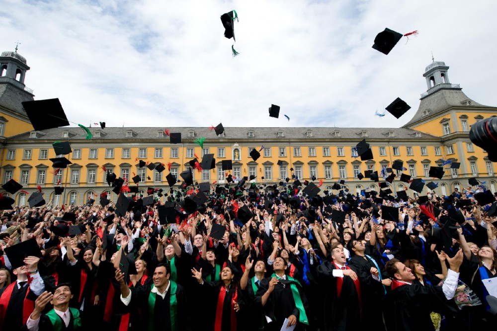Studenten werfen Hüte vor Universität Bonn
