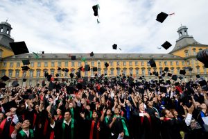Studierende werfen Hüte in die Luft vor Universität Bonn