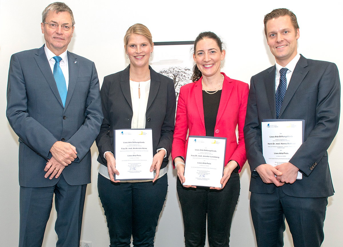 Dekan Prof. Dr. med. Nicolas Wernert, Dr. med. Annkristin Heine, Dr. med. Jennifer Landsberg und Dr. med. Hanno Matthaei