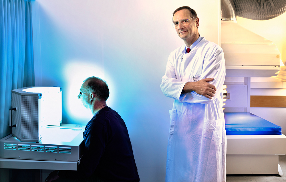 Prof. Dr. Dr. Thomas Bieber mit Patienten vor Lichttherapie
