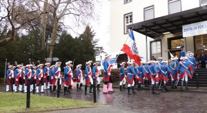 Bonner Stadtsoldaten-Corps vor dem Zentrum für Kinderheilkunde