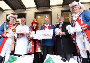 Bonner Stadtsoldaten-Corps überreichen Check