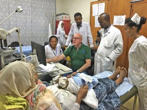 Prof. Dr. Christian Elger Direktor der Klinik für Epileptologie in einem Krankenhaus in Addis Abeba bei der Behandlung einer Patientin
