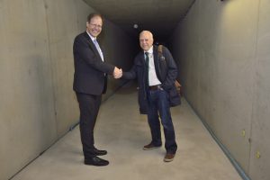 Ärztlicher Direktor und Vorstandsvorsitzender Prof. Holzgreve mit Prof. Dr. Dr. Pierluigi Nicotera (DZNE) beim Richtfest des NPP