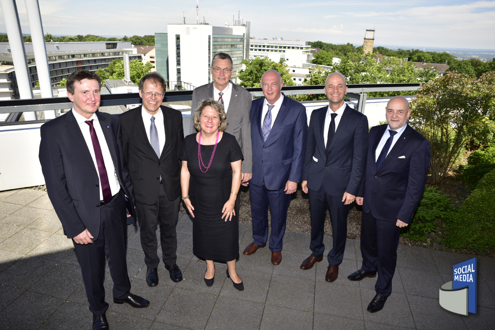 Damian Grüttner (Kaufmännischer Direktor UKB), Prof. Wolfgang Holzgreve (Vorstandsvorsitzender und Ärztlicher Direktor UKB), Wissenschaftsministerin Svenja Schulze, Prof. Nicolas Wernert (Dekan der Medizinischen Fakultät), Prof. Andreas Hoeft (Stellvertr. Ärztlicher Direktor), Prof. Georg Nickenig (Direktor der Kardiologie), Alexander Pröbstl (Vorstand Pflege und Patientenservice)