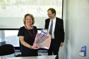 Als Dankeschön überreicht Prof. Wolfgang Holzgreve der Ministerin ein Bild, gemalt von einer sechsjährigen Patientin des Herzzentrums
