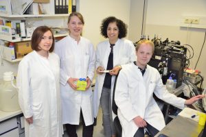 Vier Forscher der Universität Bonn in Labor