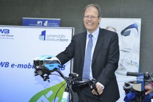 Prof. Wolfgang Holzgreve, MBA Ärztlicher Direktor und Vorstandsvorsitzender mit Fahrrad