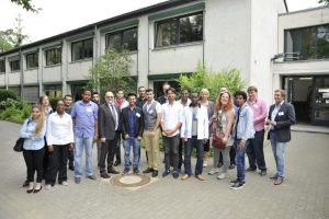 Gruppe von Flüchtlingen der Integrationsinitiative vor dem Bildungszentrum