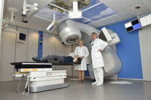 Dr. Susanne Vornholt und Prof. Dr. Hans Heinz Schild vor Linearbeschleuniger