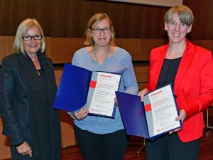 Monika Kaus, wissenschaftliche Mitarbeiterin Rieke Schnakenberg und Prof. Dr. Eva Münster