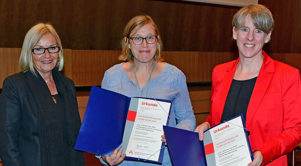 Monika Kaus, wissenschaftliche Mitarbeiterin Rieke Schnakenberg und Prof. Dr. Eva Münster