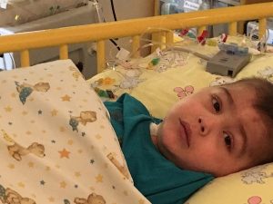 Junger Patient aus dem Kosovo im Krankenbett