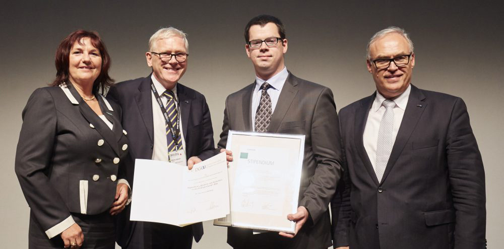 Michaela Münnig von Aesculap und Prof. Dr. Reinhard Hoffmann, DGOU-Generalsekretär, Dr. Thomas Randau, UKB, Prof. Dr. Bernd Kladny, stellvertretender DGOU-Generalsekretär