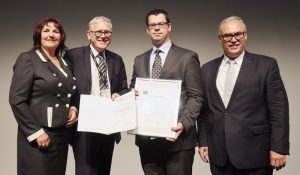 Michaela Münnig von Aesculap und Prof. Dr. Reinhard Hoffmann, DGOU-Generalsekretär, Dr. Thomas Randau, UKB, Prof. Dr. Bernd Kladny, stellvertretender DGOU-Generalsekretär