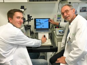 Simon Schneider und Professor Schorle diskutieren an der Injektionsanlag