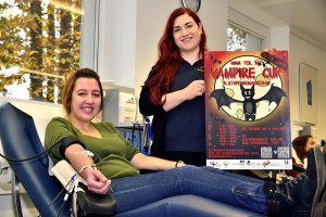 Studentinnen bei der Blutspende mit Plakat vom Vampire Cup 2016