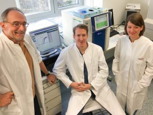 Professor Dr. Hubert Schorle (links) und Dr. Daniel Nettersheim (Mitte) untersuchen mit der Doktorandin Sina Jostes (rechts) Veränderungen in der Genexpression nach JQ1-Behandlung von Hodenkrebszellen