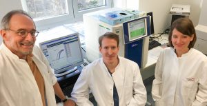 Professor Dr. Hubert Schorle (links) und Dr. Daniel Nettersheim (Mitte) untersuchen mit der Doktorandin Sina Jostes (rechts) Veränderungen in der Genexpression nach JQ1-Behandlung von Hodenkrebszellen