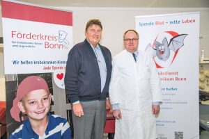 Lutz Hennemann, Vorsitzender des Förderkreis für krebskranke Kinder und Jugendliche, und Prof. Oldenburg