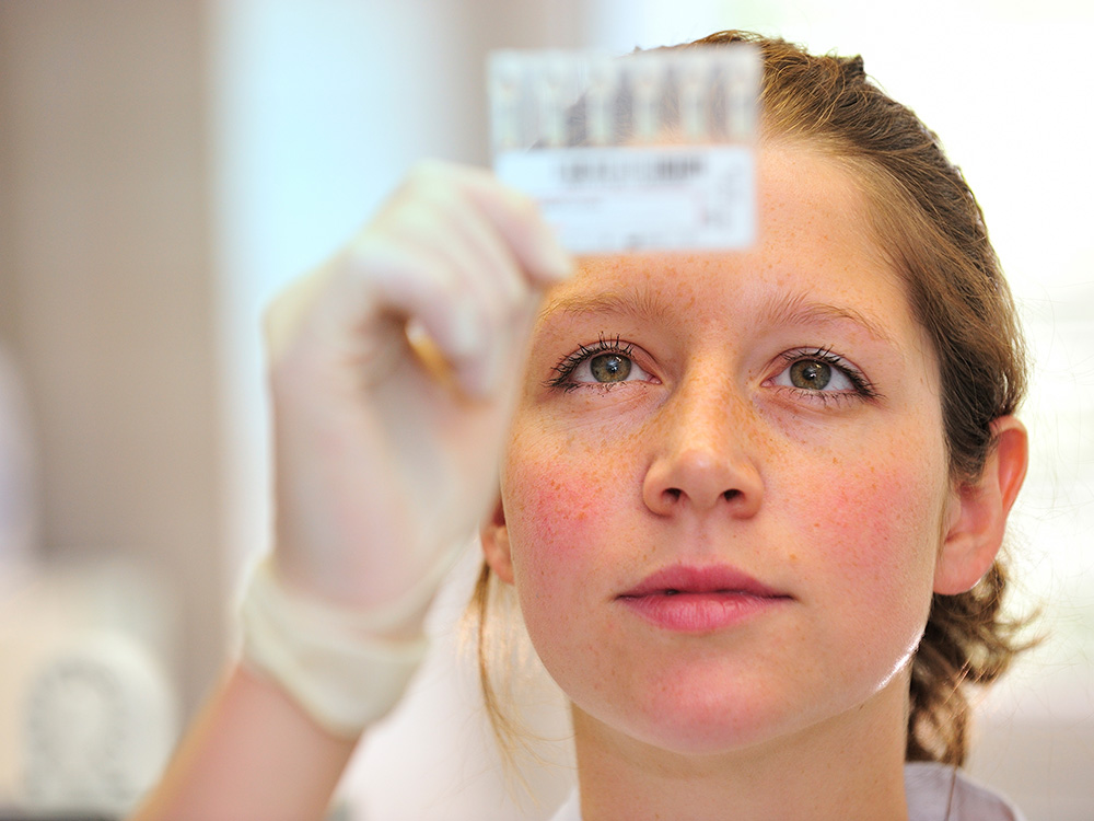 Nachwuchswissenschaftlerin im Labor