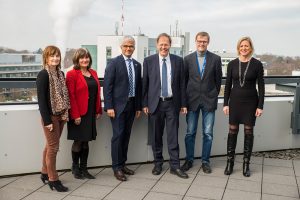 Frau Gabi Dünker, Referentin des Ärztlichen Direktors und Vorstandsvorsitzenden, Dr. Inge Heyer, Leiterin des Gesundheitsamtes, Ashok Sridharan, Oberbürgermeister der Bundesstadt Bonn, Prof. Wolfgang Holzgreve, Ärztlicher Direktor und Vorstandsvorsitzender des UKB, Prof. Steffen Engelhart, Leiter der Krankenhaushygiene am UKB und Dr. Tanja Menting, Leitende Betriebsärztin am UKB 