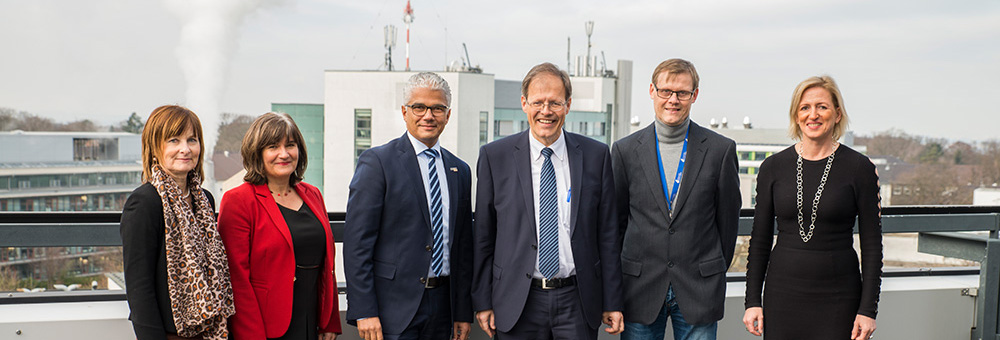 Frau Gabi Dünker, Referentin des Ärztlichen Direktors und Vorstandsvorsitzenden, Dr. Inge Heyer, Leiterin des Gesundheitsamtes, Ashok Sridharan, Oberbürgermeister der Bundesstadt Bonn, Prof. Wolfgang Holzgreve, Ärztlicher Direktor und Vorstandsvorsitzender des UKB, Prof. Steffen Engelhart, Leiter der Krankenhaushygiene am UKB und Dr. Tanja Menting, Leitende Betriebsärztin am UKB 