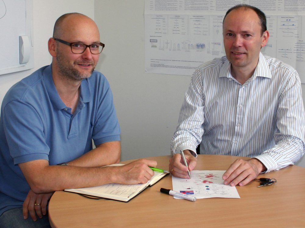 Prof. Dr. Joachim Schultze (rechts) und Dr. Marc Beyer,  LIMES Institut, Genomik & Immunregulation, Universität Bonn und Plattform für Single Cell Genomics und Epigenomics am Deutschen Zentrum für Neurodegenerative Erkrankungen und an der Universität Bonn.  © Foto: S. Hoch/Uni Bonn