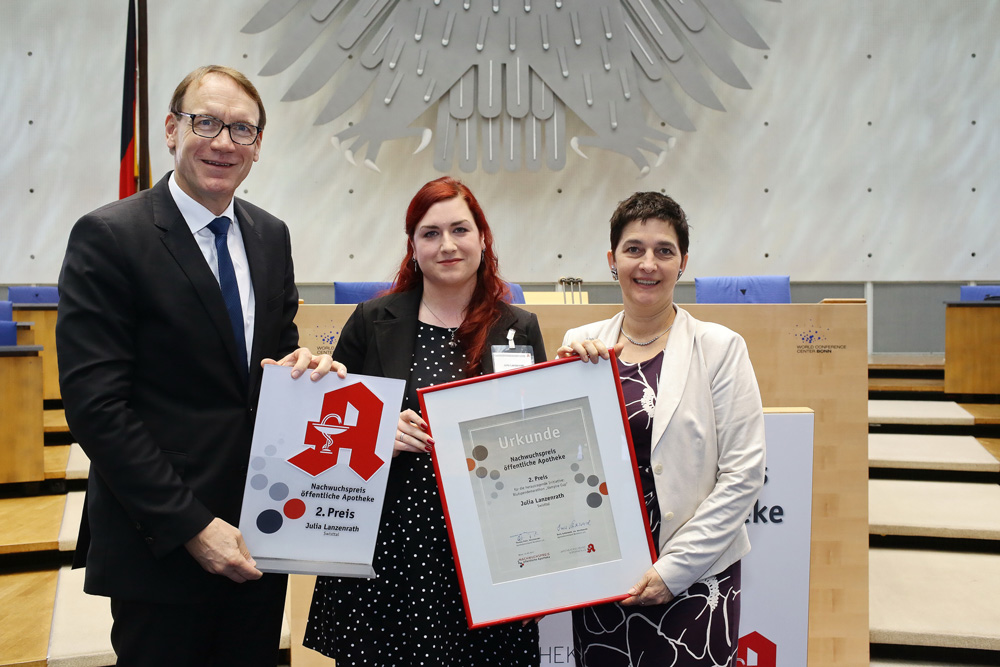 (v.l.n.r.): Thomas Preis (AV Nordrhein), Julia Lanzenrath und Ministerin Barbara Steffens; © AVNR