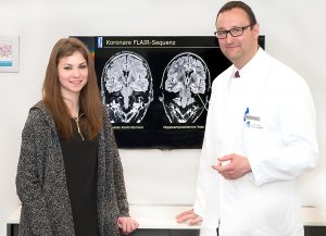 Prof. Vatter erklärt seiner Patientin Lisa den vorgenommenen Eingriff