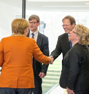 Bundeskanzlerin Dr. Angela Merkel mit Prof. Dr. me. Dr. h. c. mult. Wolfgang Holzgreve. MBA, Ärztlicher Direktor und Vorstandsvorsitzender des UKB