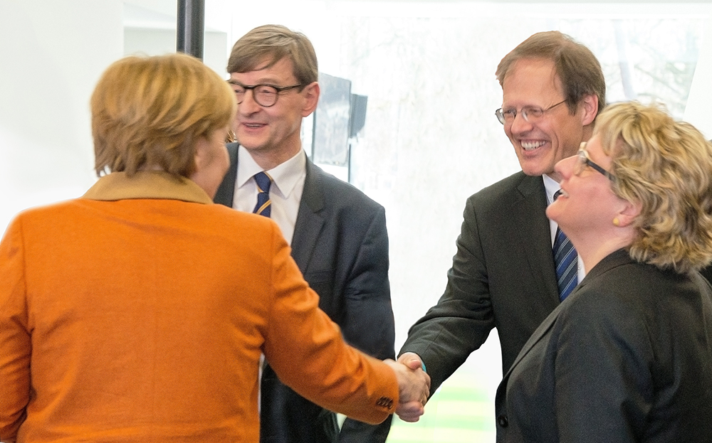 Bundeskanzlerin Dr. Angela Merkel mit Prof. Dr. me. Dr. h. c. mult. Wolfgang Holzgreve. MBA, Ärztlicher Direktor und Vorstandsvorsitzender des UKB