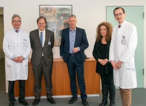 Prof. Frank G. Holz, Direktor der Universitäts- Augenklinik Bonn, UKB, Prof. Wolfgang Holzgreve, Ärztlicher Direktor und Vorstandsvorsitzender, UKB, Peter Kloeppel, Chefmoderator RTL aktuell, Anne Haigis, Musikerin und Sängerin, Dr. Christian Brinkmann, Leiter der Sektion Glaukom der Universitäts-Augenklinik, UKB