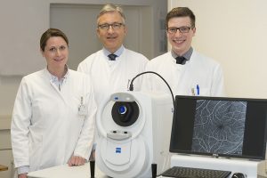Optischer Kohärenztomograph (OCT) neuester Generation: (v li n re): Privatdozentin Dr. Monika Fleckenstein, Prof. Dr. Frank Holz und Dr. Maximilian Pfau freuen sich über die Inbetriebnahme des neuen Geräts;
