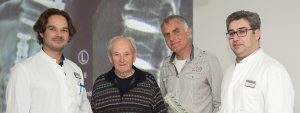 Dr. Cornelius Jacobs (li) und Dr. Koroush Kabir (re) erklären ihren Patienten Rolf S. (2. v. li) und Martin K. (2. V. re) die erfolgreichen Eingriffe anhand von Röntgenbildern und einem dreidimensionalen Wirbelsäulenmodel