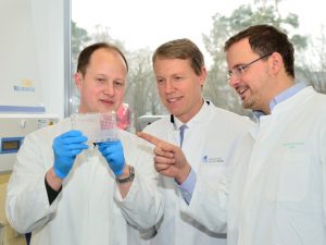 Im Labor: Prof. Dr. Gunther Hartmann (Mitte), Prof. Dr. Winfried Barchet (rechts) und Dr. Thomas Zillinger (links) vom Exzellenzcluster ImmunoSensation der Universität Bonn.