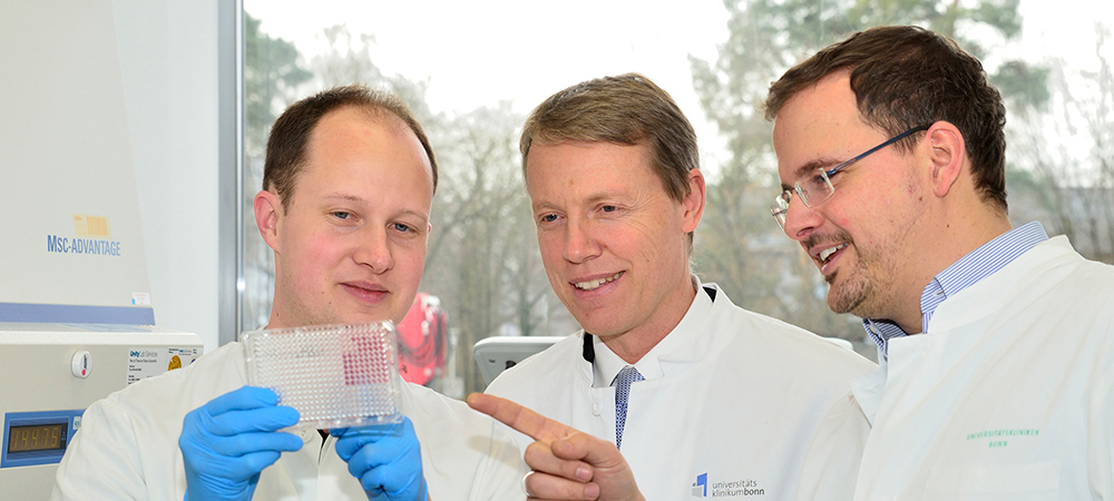 Im Labor: Prof. Dr. Gunther Hartmann (Mitte), Prof. Dr. Winfried Barchet (rechts) und Dr. Thomas Zillinger (links) vom Exzellenzcluster ImmunoSensation der Universität Bonn.