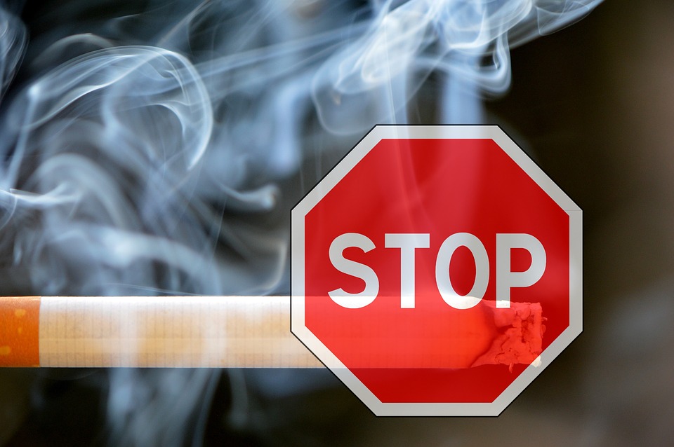 Stopschild vor brennender Zigarette