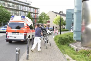 Patient auf Trage neben Notfallfahrzeug