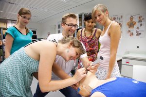 Studierende üben im Skills lab der Universität Bonn