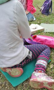 Kind mit Insulinpumpe beim Spielen