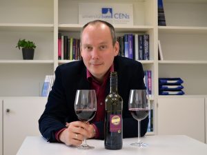 Prof. Dr. Bernd Weber vom Center for Economics and Neuroscience der Universität Bonn mit Rotwein