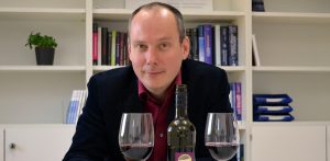 Prof. Dr. Bernd Weber vom Center for Economics and Neuroscience der Universität Bonn mit Rotwein