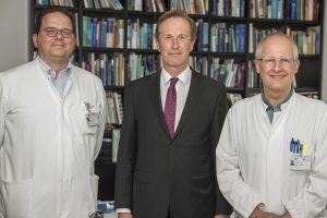 Prof. Maier zusammen mit dem stellvertretenden Direktor Prof. Dr. Dr. René Hurlemann und dem Oberarzt PD Dr. Dieter Schoepf