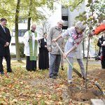 Ökumenische Klinikseelsorge am Universitätsklinikum Bonn (UKB) pflanzt einen Apfelbaum an der Klinikkirche