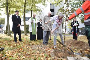 Ökumenische Klinikseelsorge am Universitätsklinikum Bonn (UKB) pflanzt einen Apfelbaum an der Klinikkirche