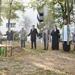 Ökumenische Klinikseelsorge am Universitätsklinikum Bonn (UKB) pflanzt einen Apfelbaum an der Klinikkirche